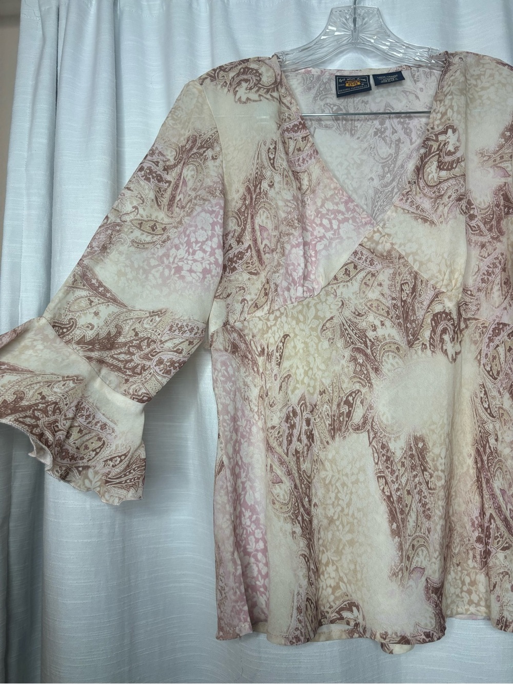 Route 66 Women’s Cream and Mauve Paisley V-Neck Blouse - Picture 2 of 4